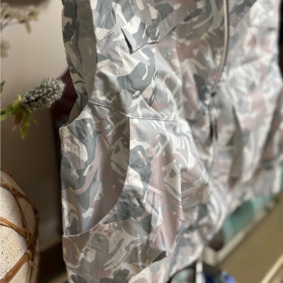 AVIA Gray and White Camouflage Utility Cargo Trail Vest Lightweight SZ 12-14 NWT - Picture 7 of 13